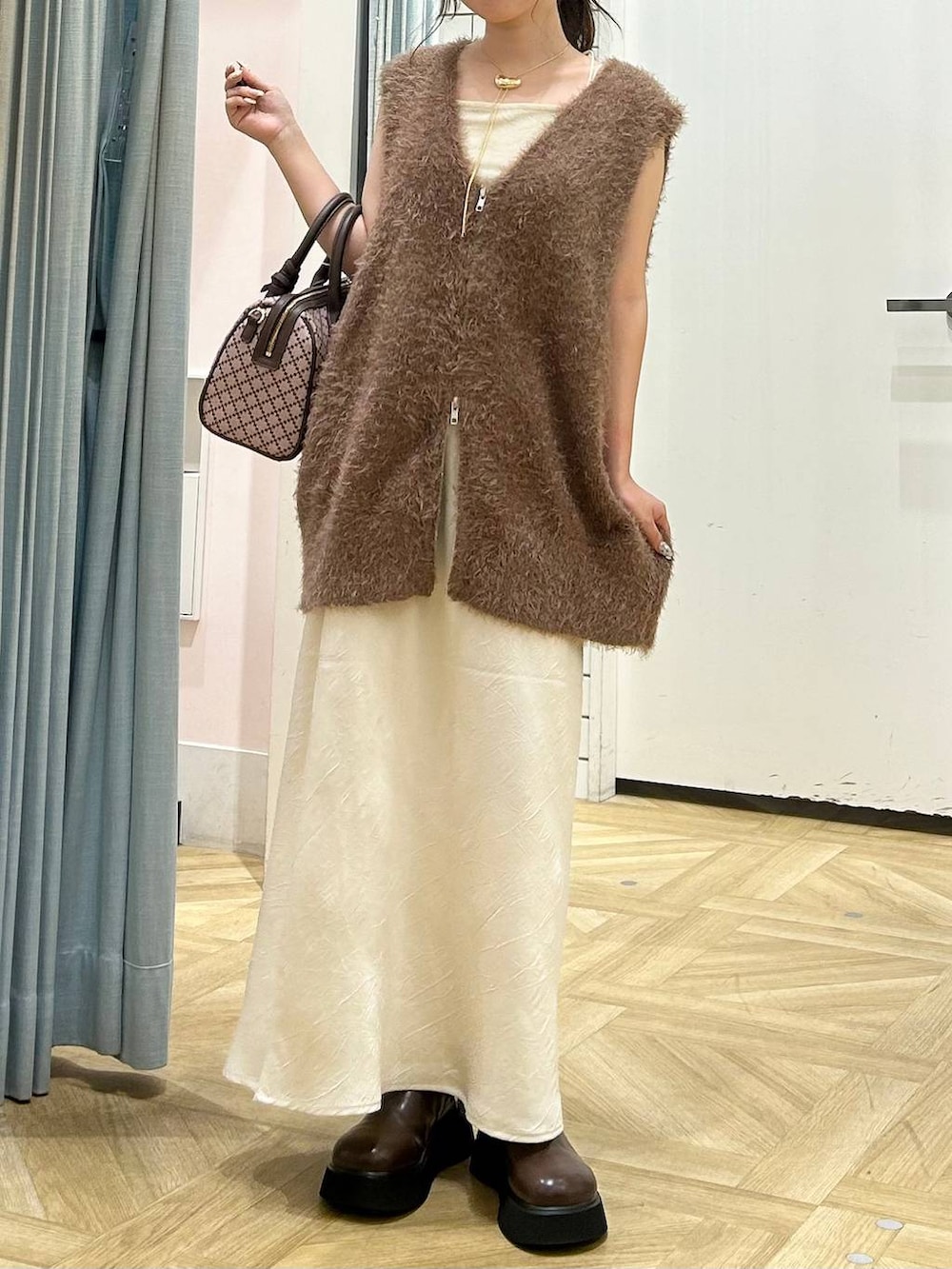 「低身長、着痩せ・細見え、モテ、休日コーデ、デート/ロマンティック、ローリーズスタイル_LOWRYS FARM、大人女子カジュアル_LOWRYS FARM、カジュアル、LOWRYS FARM、おでかけ、デートコーデ、カジュアルコーデ、大人カジュアル、きれいめカジュアル、きれいめ」|「LOWRYS FARMのメタルバレッタ 265411(バレッタ/ヘアクリップ、ゴールド系)」を使った、さちぃさん(レディース・153cm)の秋コーディネートの4枚目の写真