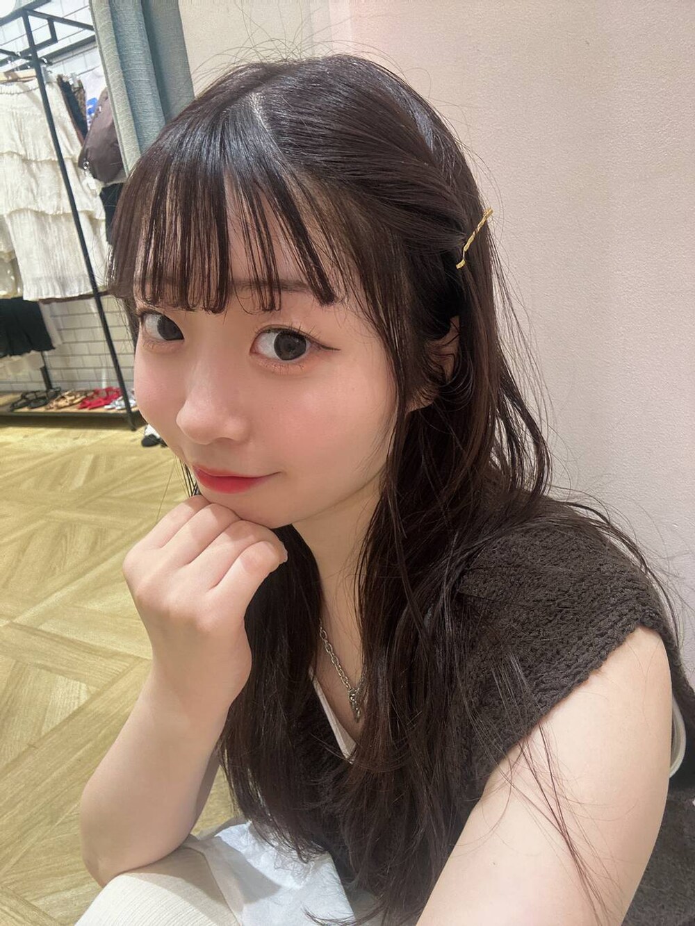 「低身長、着痩せ・細見え、モテ、休日コーデ、デート/ロマンティック、ローリーズスタイル_LOWRYS FARM、大人女子カジュアル_LOWRYS FARM、カジュアル、LOWRYS FARM、おでかけ、デートコーデ、カジュアルコーデ、大人カジュアル、きれいめカジュアル、スタッフヘア」｜「LOWRYS FARMのステンレスヘアピンセット 452007（ヘアピン、ベージュ系）」を使った、さちぃさん（レディース・153cm）の夏コーディネートの2枚目の写真