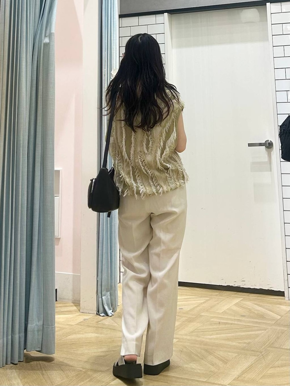 「おでかけ、デートコーデ、カジュアルコーデ、大人カジュアル、きれいめカジュアル、きれいめ、シンプルコーデ、夏コーデ、ママコーデ、差し色コーデ、低身長、着痩せ・細見え、モテ、休日コーデ、デート/ロマンティック」|「LOWRYS FARMのホップサックワイドパンツ2 42754(スラックス、ホワイト系)」を使った、さちぃさん(レディース・153cm)の夏コーディネートの3枚目の写真
