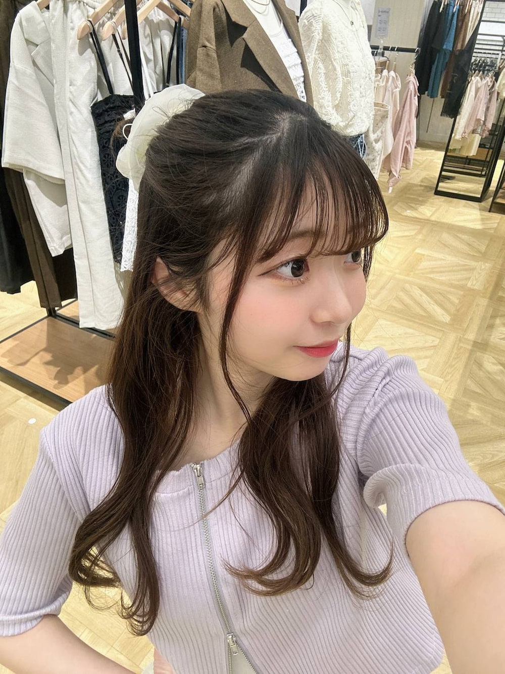 「着痩せ・細見え、デート/ロマンティック、ローリーズスタイル_LOWRYS FARM、大人女子カジュアル_LOWRYS FARM、カジュアル、LOWRYS FARM、おでかけ、デートコーデ、カジュアルコーデ、大人カジュアル、きれいめカジュアル、きれいめ、レイヤードスタイル、雨の日コーデ、楽ちんコーデ」｜「LOWRYS FARMのスソレイヤードタンク  494052（タンクトップ、ホワイト系）」を使った、さちぃさん（レディース・153cm）の春コーディネートの5枚目の写真