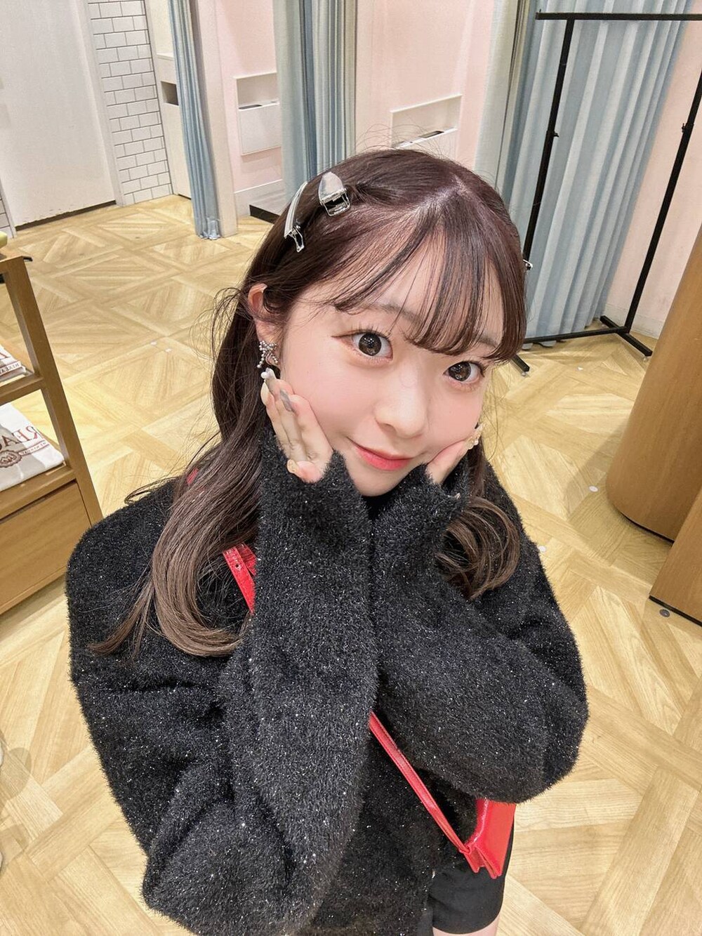 「低身長、着痩せ・細見え、モテ、休日コーデ、デート/ロマンティック、ローリーズスタイル_LOWRYS FARM、大人女子カジュアル_LOWRYS FARM、カジュアル、LOWRYS FARM、おでかけ、デートコーデ、カジュアルコーデ、大人カジュアル、ベーシック/シンプル、ニット」|「LOWRYS FARMのLFセットクリップ 249434(ヘアピン、シルバー系)」を使った、さちぃさん(レディース・153cm)の冬コーディネートの2枚目の写真