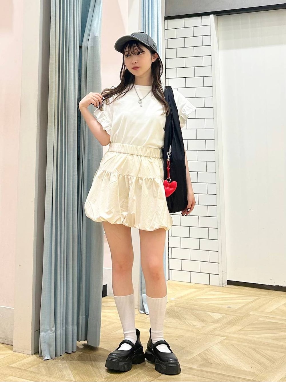 「低身長、きれいめカジュアル、ミニスカート、着痩せ・細見え、モテ、休日コーデ、デート/ロマンティック、ローリーズスタイル_LOWRYS FARM、大人女子カジュアル_LOWRYS FARM、カジュアル、LOWRYS FARM、おでかけ、デートコーデ、カジュアルコーデ、大人カジュアル」｜「LOWRYS FARMのバレエスニーカー　140490（スニーカー、ブラック系）」を使った、さちぃさん（レディース・153cm）の夏コーディネートの4枚目の写真