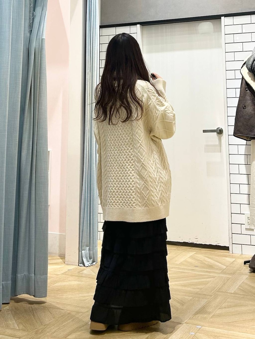 ブラック系のスカート、ブラウン系のその他シューズ、ブラウン系のショルダーバッグを着用したレディースの冬コーディネートの3枚目の写真