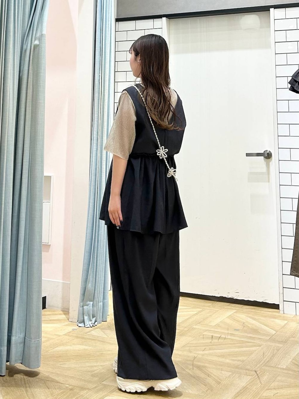 「低身長、着痩せ・細見え、モテ、休日コーデ、デート/ロマンティック、ローリーズスタイル_LOWRYS FARM、大人女子カジュアル_LOWRYS FARM、カジュアル、LOWRYS FARM、おでかけ、デートコーデ、カジュアルコーデ、大人カジュアル、セットアップ、楽ちんコーデ」｜「Me%の【ストラップシート付き】オハナビーズモバイルショルダーストラップ 109516（スマホグッズ、ベージュ系）」を使った、さちぃさん（レディース・153cm）の夏コーディネートの2枚目の写真