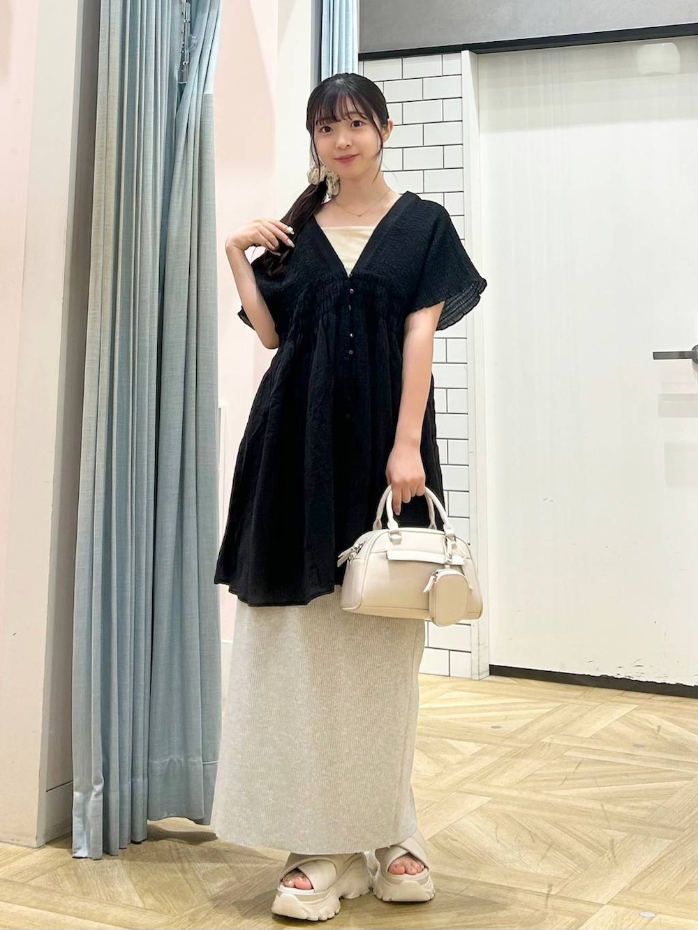 「低身長、着痩せ・細見え、モテ、休日コーデ、デート/ロマンティック、ローリーズスタイル_LOWRYS FARM、大人女子カジュアル_LOWRYS FARM、カジュアル、LOWRYS FARM、おでかけ、デートコーデ、カジュアルコーデ、大人カジュアル、きれいめカジュアル、きれいめ」｜「LOWRYS FARMのカットリブタイトスカート　103920（スカート、グレー系）」を使った、さちぃさん（レディース・153cm）の夏コーディネートの4枚目の写真