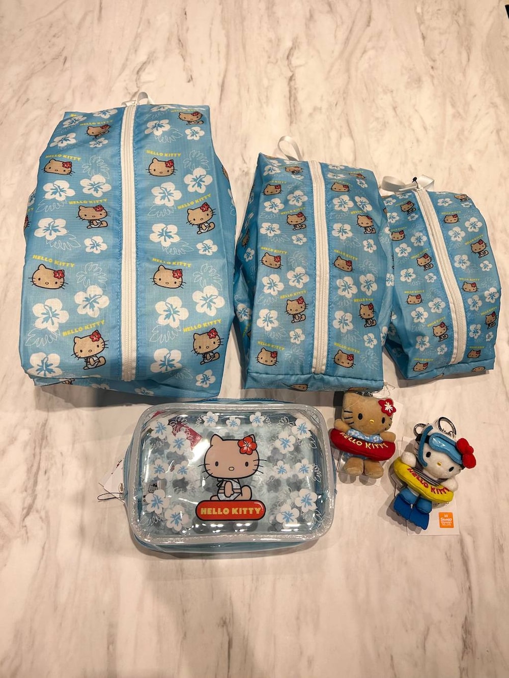 「旅行、ワントーン、春コーデ、スニーカー、サロペット、春夏コーデ、andST春コーデ、低身長、着痩せ・細見え、モテ、休日コーデ、デート/ロマンティック、ローリーズスタイル_LOWRYS FARM、大人女子カジュアル_LOWRYS FARM、カジュアル」｜「LOWRYS FARMのマクラメキンチャクツキトート　 284437（トートバッグ、ホワイト系）」を使った、さちぃさん（レディース・153cm）の春コーディネートの7枚目の写真