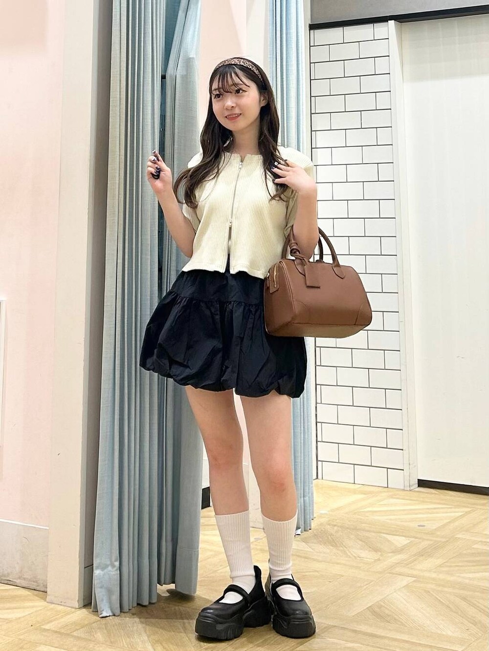 「デートコーデ、カジュアルコーデ、大人カジュアル、ガーリー、ミニスカート、カーディガン、低身長コーデ、夏コーデ、スタッフヘア、ヘアアクセサリー、低身長、着痩せ・細見え、モテ、休日コーデ、デート/ロマンティック」|「LOWRYS FARMのバレエスニーカー 140490(スニーカー、ブラック系)」を使った、さちぃさん(レディース・153cm)の夏コーディネートの4枚目の写真