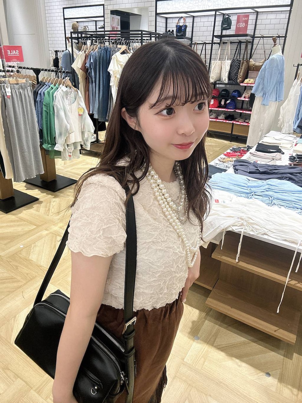 「低身長、着痩せ・細見え、モテ、休日コーデ、デート/ロマンティック、ローリーズスタイル_LOWRYS FARM、大人女子カジュアル_LOWRYS FARM、カジュアル、LOWRYS FARM、おでかけ、デートコーデ、カジュアルコーデ、大人カジュアル、きれいめカジュアル、きれいめ」｜「LOWRYS FARMのビジューワイドストレートＰ 136104（デニムパンツ、ブルー系）」を使った、さちぃさん（レディース・153cm）の夏コーディネートの3枚目の写真