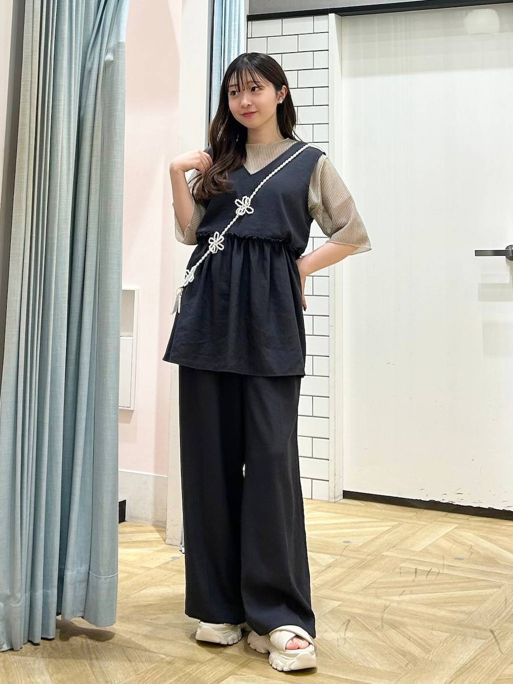 「低身長、着痩せ・細見え、モテ、休日コーデ、デート/ロマンティック、ローリーズスタイル_LOWRYS FARM、大人女子カジュアル_LOWRYS FARM、カジュアル、LOWRYS FARM、おでかけ、デートコーデ、カジュアルコーデ、大人カジュアル、セットアップ、楽ちんコーデ」｜「Me%の【ストラップシート付き】オハナビーズモバイルショルダーストラップ 109516（スマホグッズ、ベージュ系）」を使った、さちぃさん（レディース・153cm）の夏コーディネートの4枚目の写真