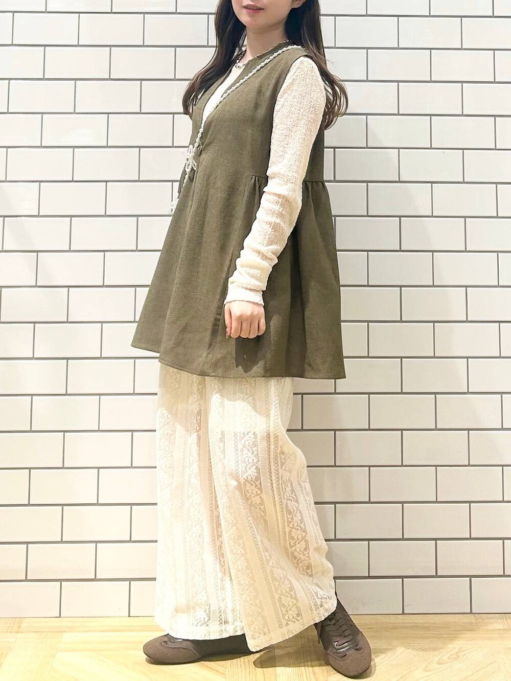 「低身長、着痩せ・細見え、モテ、休日コーデ、デート/ロマンティック、ローリーズスタイル_LOWRYS FARM、大人女子カジュアル_LOWRYS FARM、カジュアル、LOWRYS FARM、おでかけ、デートコーデ、カジュアルコーデ、大人カジュアル、ベーシック/シンプル、セットアップ」|「Me%の【ストラップシート付き】オハナビーズモバイルショルダーストラップ 109516(スマホグッズ、ベージュ系)」を使った、さちぃさん(レディース・153cm)の春コーディネートの5枚目の写真