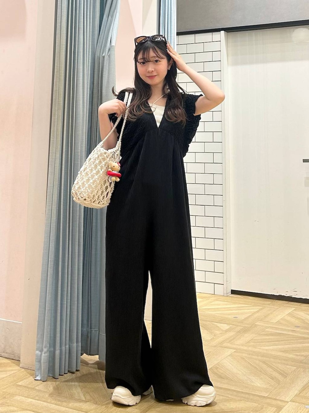 「旅行、ワントーン、春コーデ、スニーカー、サロペット、春夏コーデ、andST春コーデ、低身長、着痩せ・細見え、モテ、休日コーデ、デート/ロマンティック、ローリーズスタイル_LOWRYS FARM、大人女子カジュアル_LOWRYS FARM、カジュアル」｜「LOWRYS FARMのマクラメキンチャクツキトート　 284437（トートバッグ、ホワイト系）」を使った、さちぃさん（レディース・153cm）の春コーディネートの4枚目の写真