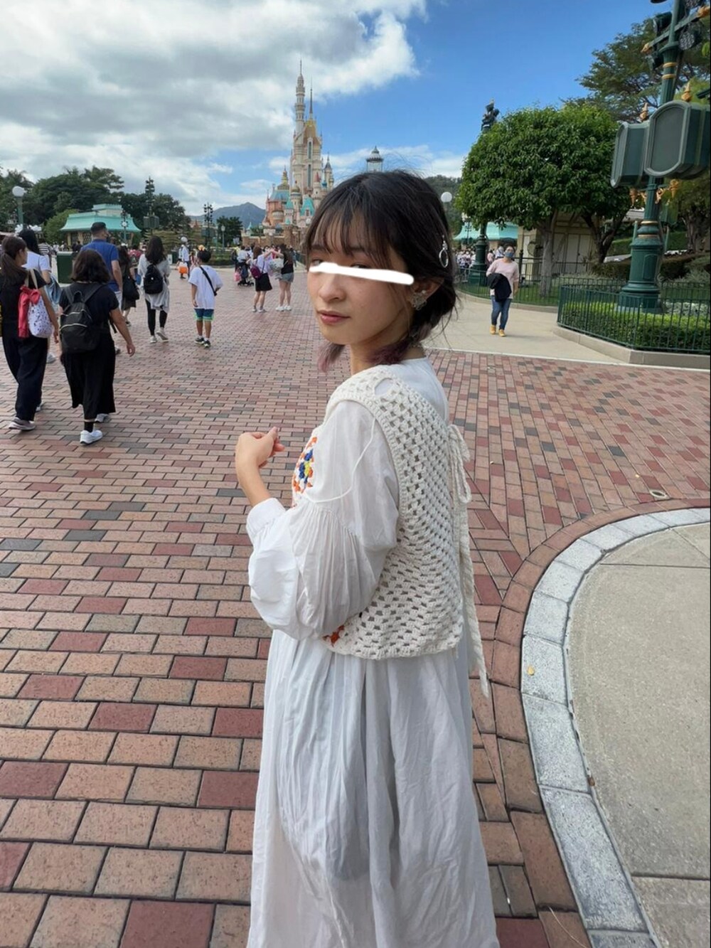 ブラウン系のその他シューズ、ホワイト系のトートバッグ、オレンジ系のカーディガン/ボレロを着用したレディースの秋コーディネートの2枚目の写真