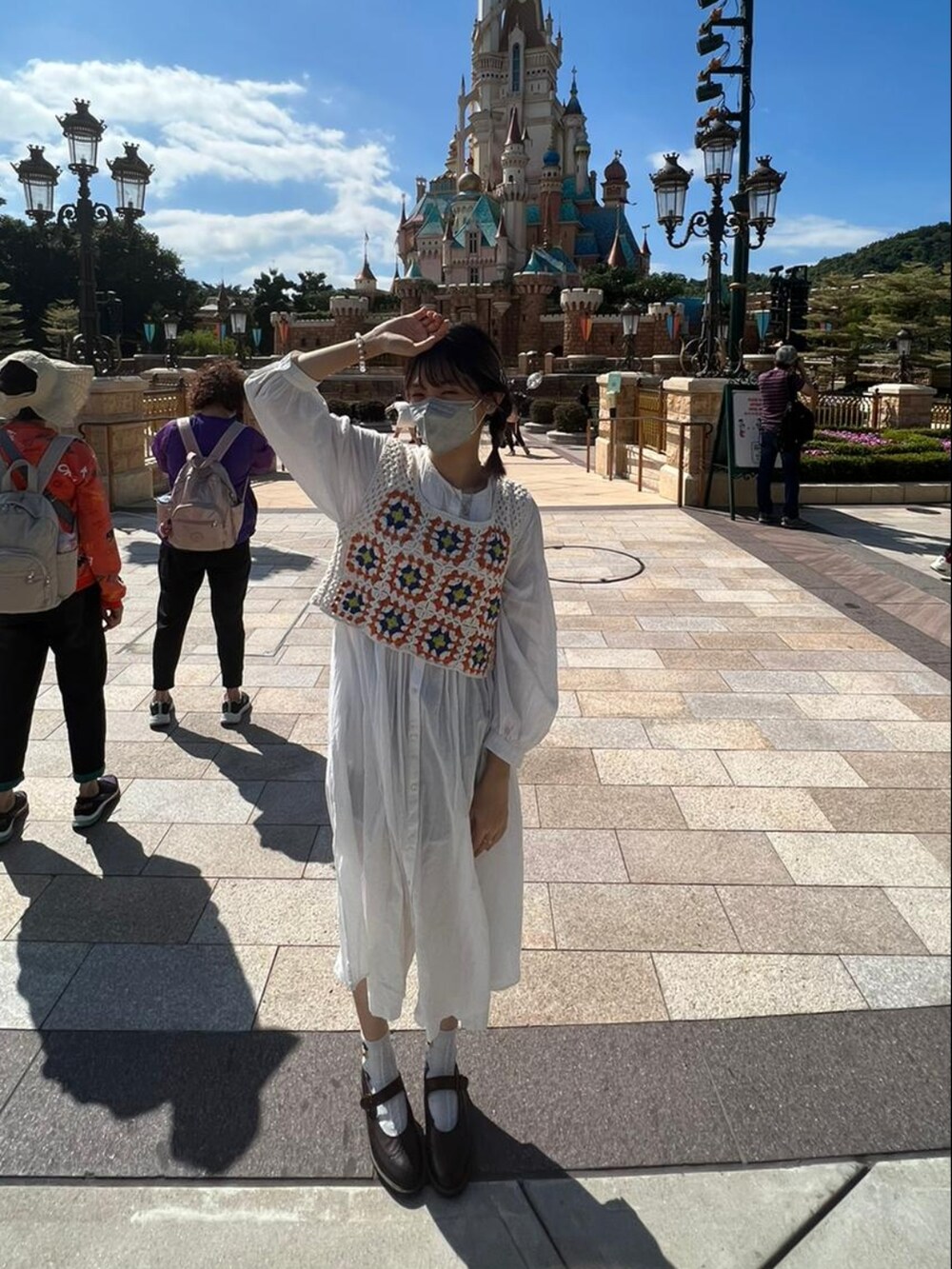 ブラウン系のその他シューズ、ホワイト系のトートバッグ、オレンジ系のカーディガン/ボレロを着用したレディースの秋コーディネートの5枚目の写真