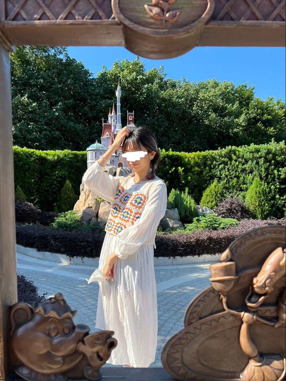 ブラウン系のその他シューズ、ホワイト系のトートバッグ、オレンジ系のカーディガン/ボレロを着用したレディースの秋コーディネートの3枚目の写真