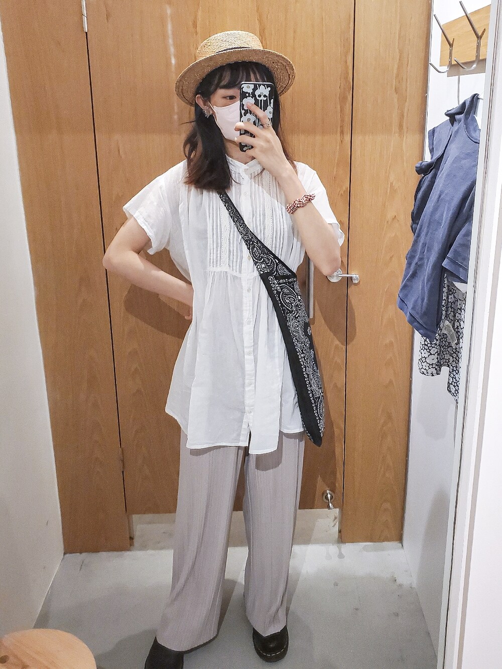 ブラック系のドレスシューズ、ホワイト系のTシャツ/カットソー、ブルー系のトートバッグを着用したレディースの夏コーディネートの2枚目の写真