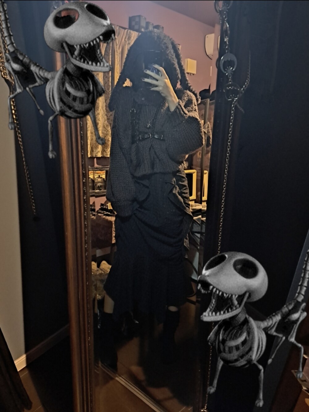 ブラック系のスカート、ブラック系のシューズ、ブラック系のサスペンダーを着用したレディースの秋コーディネートの2枚目の写真