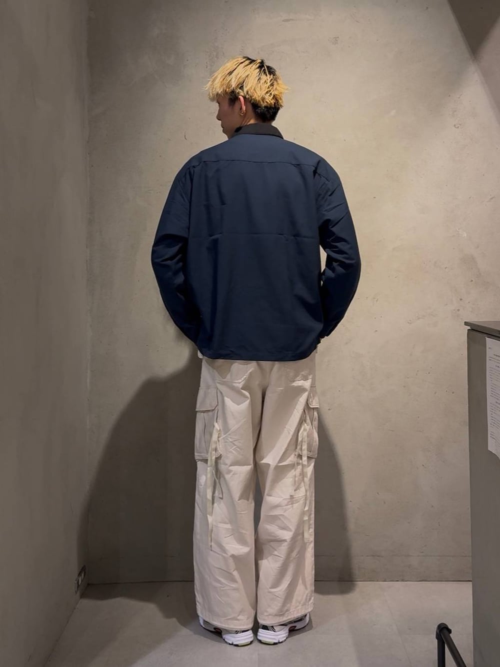 ホワイト系のカーゴパンツ、ブルー系のシャツ/ブラウス、ホワイト系のネックレスを着用したメンズの冬コーディネートの4枚目の写真