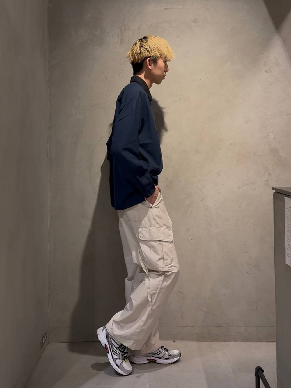 ホワイト系のカーゴパンツ、ブルー系のシャツ/ブラウス、ホワイト系のネックレスを着用したメンズの冬コーディネートの3枚目の写真