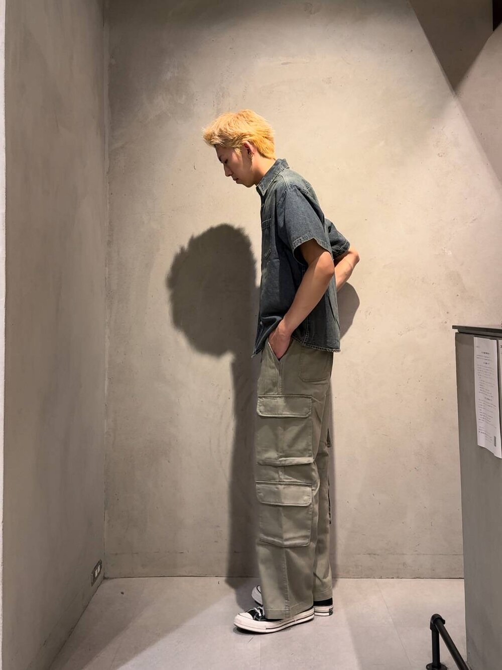 グリーン系のデニムパンツ、ブルー系のシャツ/ブラウス、ホワイト系のネックレスを着用したメンズの夏コーディネートの3枚目の写真