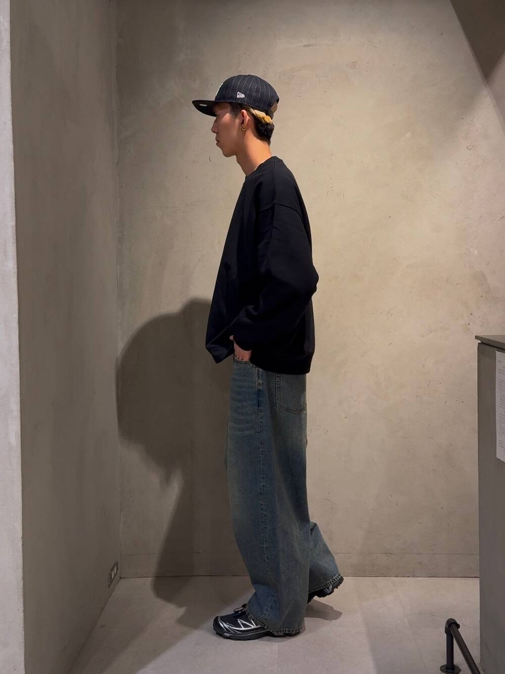 ブルー系のデニムパンツ、ブルー系のスウェット、ブルー系のキャップを着用したメンズの冬コーディネートの3枚目の写真