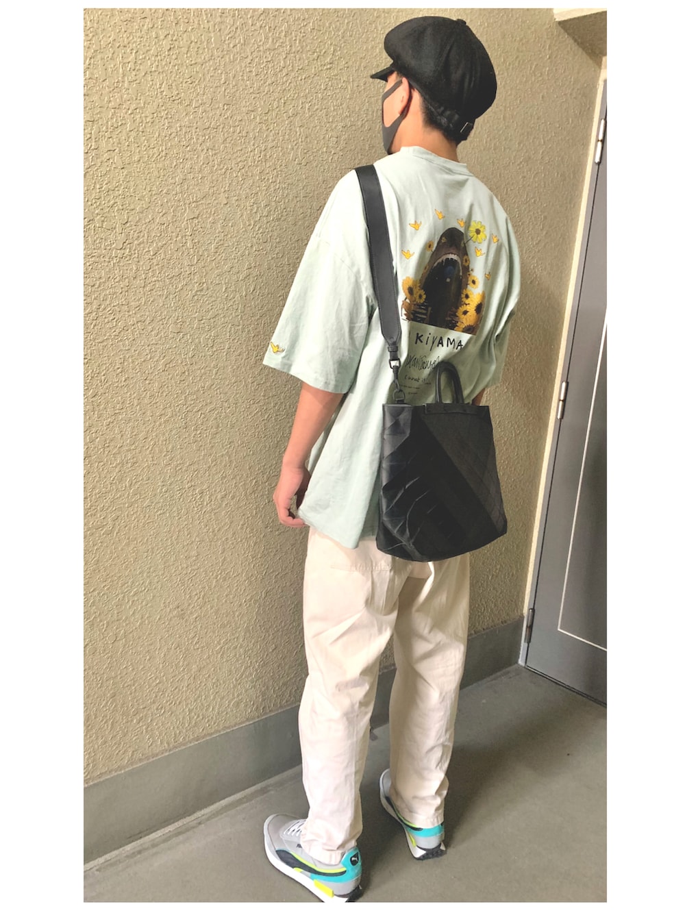 「ビッグシルエット、ビッグT、ミントグリーン、キャスケット、日焼け対策、ホワイトパンツ、シェフパンツ、プーマ、スニーカー」｜「帽子屋flavaのアイテム（キャスケット、ブラック系）」を使った、dan5さん（メンズ・177cm）の夏コーディネートの2枚目の写真