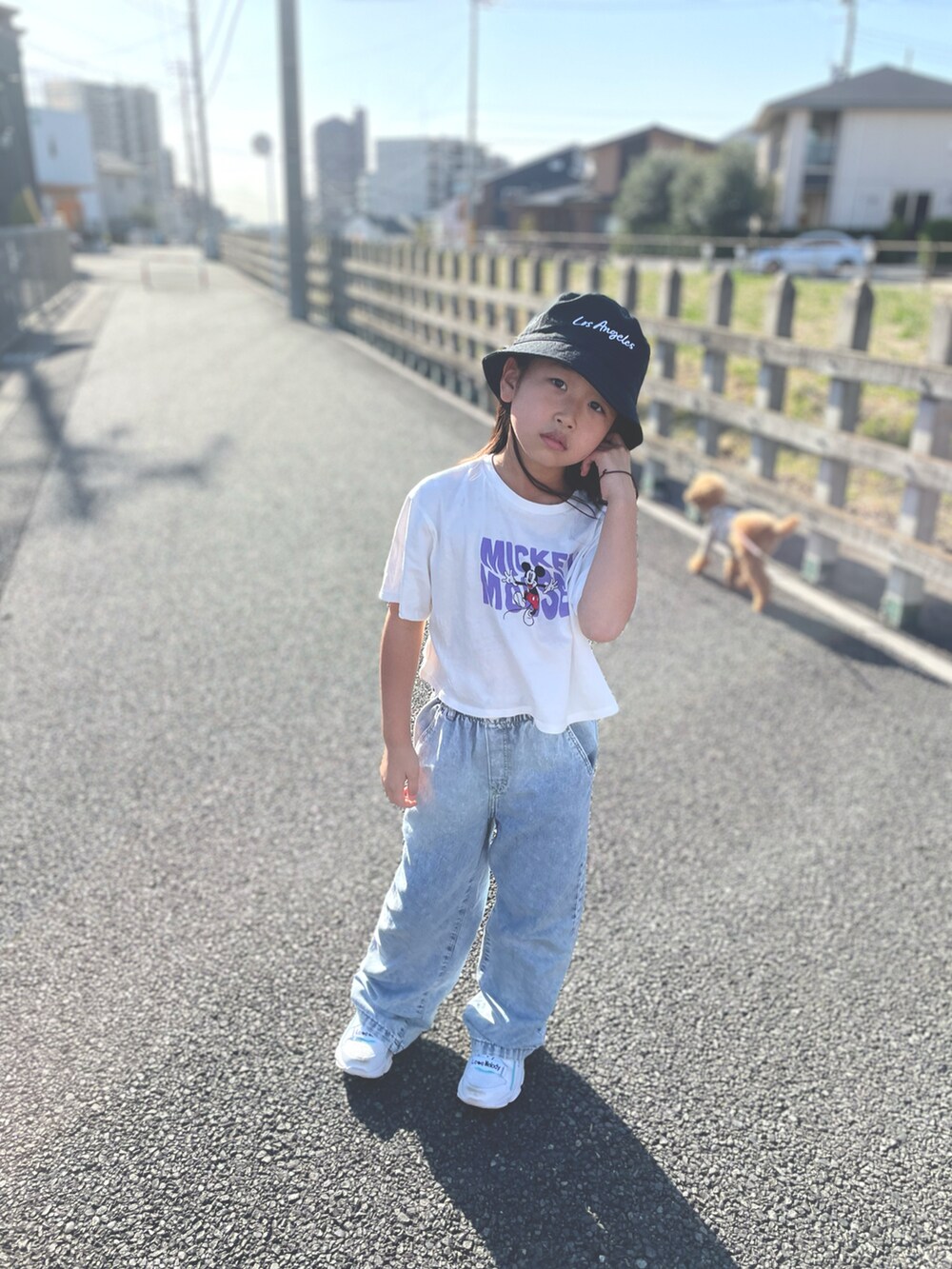 ホワイト系のTシャツ/カットソー、ブルー系のデニムパンツ、ブラック系のハットを着用したキッズの春コーディネートの2枚目の写真