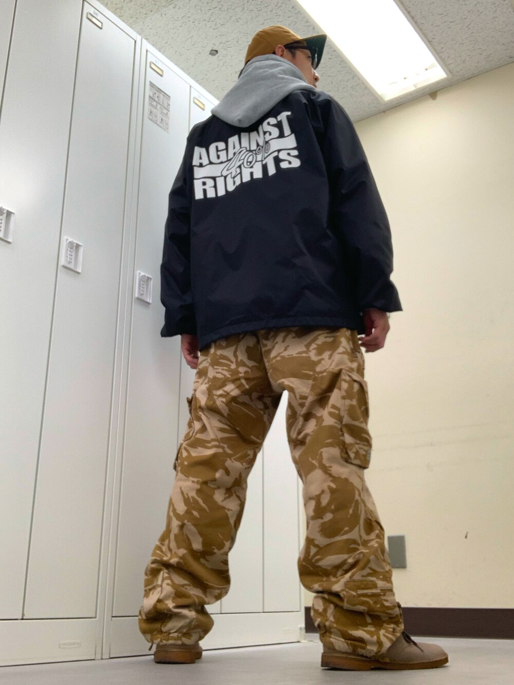 ブラック系のナイロンジャケット、ブラウン系のその他パンツ、ベージュ系のブーツを着用したメンズの秋コーディネートの3枚目の写真