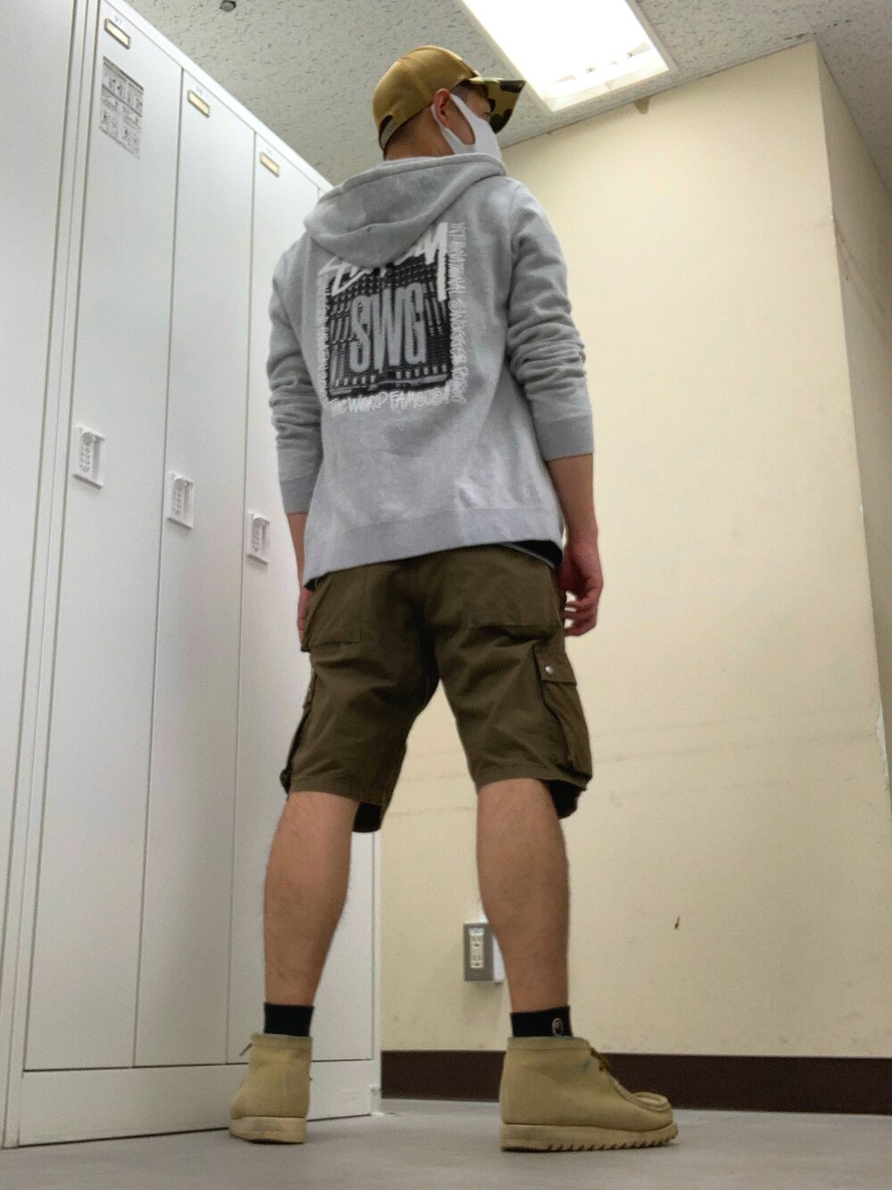 ブラック系のTシャツ/カットソー、グレー系のパーカー、グリーン系のカーゴパンツを着用したメンズの夏コーディネートの2枚目の写真