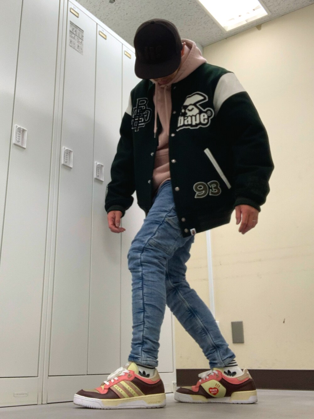 「realmad HECTICのアイテム（キャップ、ブラウン系）」を使った、植草ムノイズ達郎さん（メンズ・174cm）の冬コーディネートの2枚目の写真