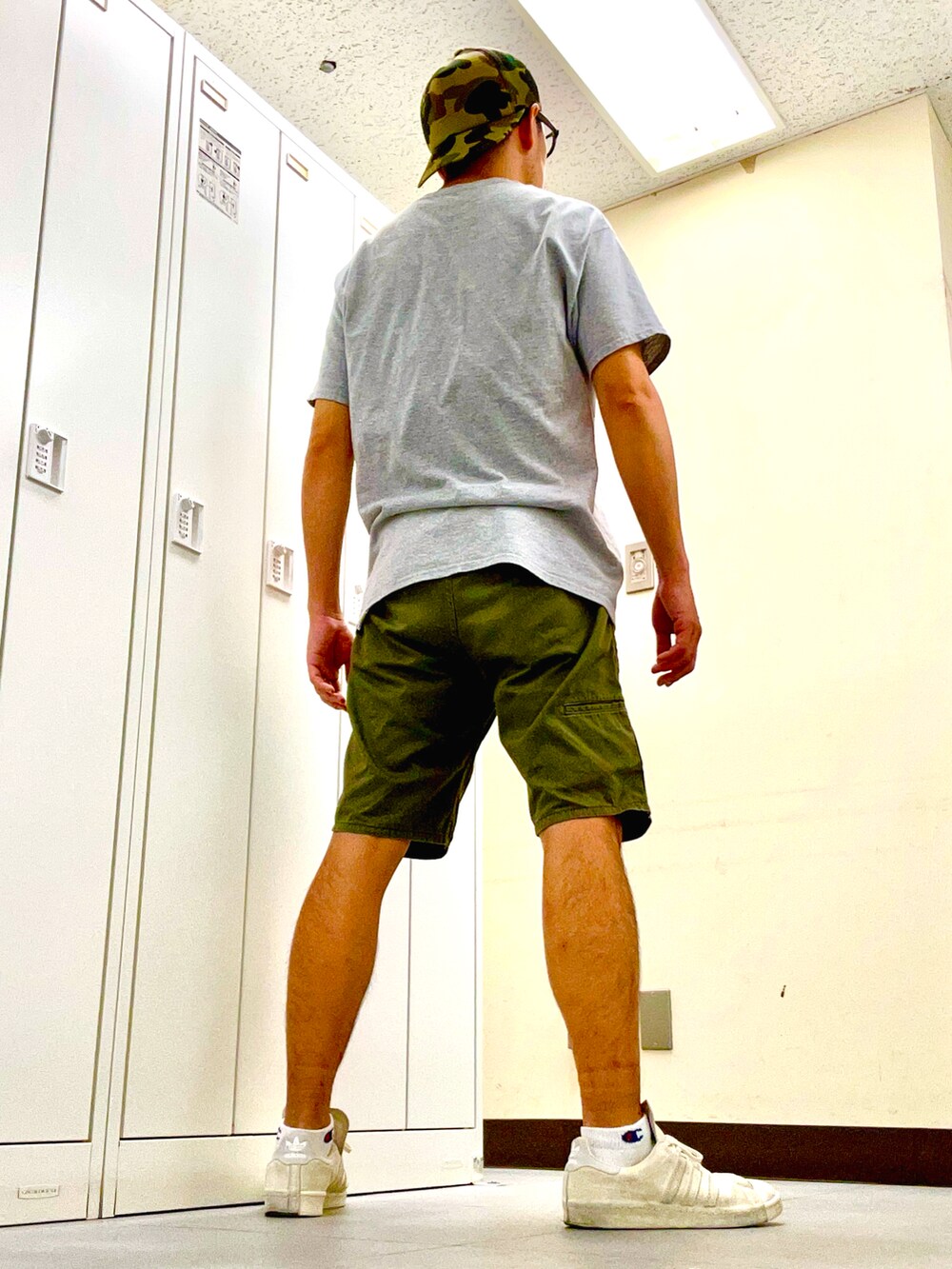グレー系のTシャツ/カットソー、グリーン系のチノパンツ、ベージュ系のスニーカーを着用したメンズの夏コーディネートの3枚目の写真