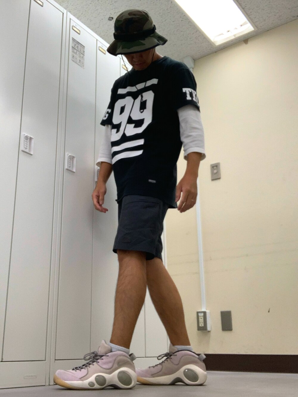 ブラック系のTシャツ/カットソー、グレー系のその他パンツ、ピンク系のスニーカーを着用したメンズの秋コーディネートの2枚目の写真