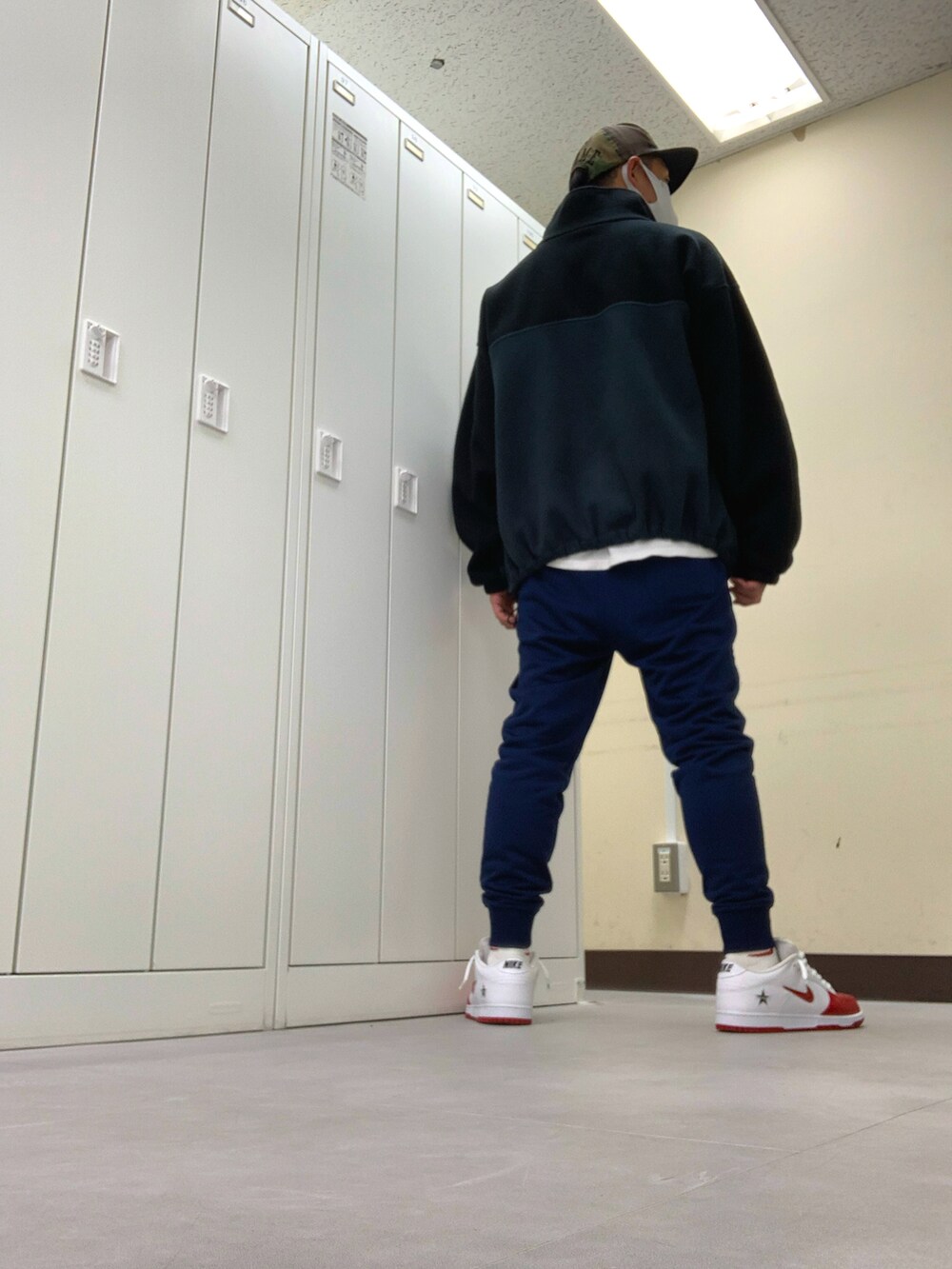 ブラック系のTシャツ/カットソー、ブルー系のその他パンツ、レッド系のスニーカーを着用したメンズの秋コーディネートの2枚目の写真