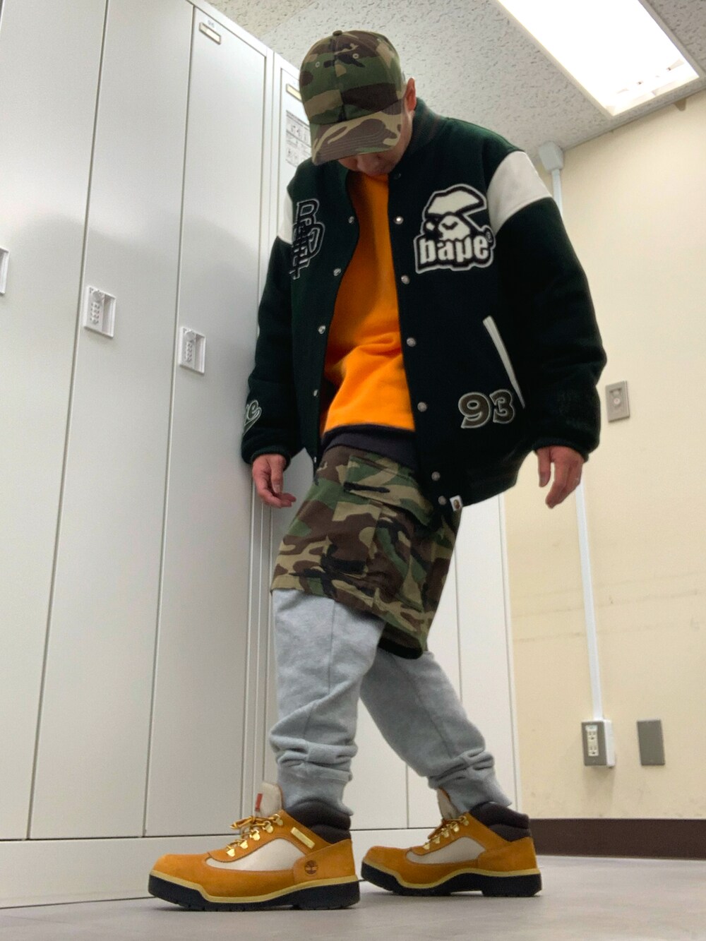 「SWAGGERのアイテム（キャップ、グリーン系）」を使った、植草ムノイズ達郎さん（メンズ・174cm）の冬コーディネートの2枚目の写真