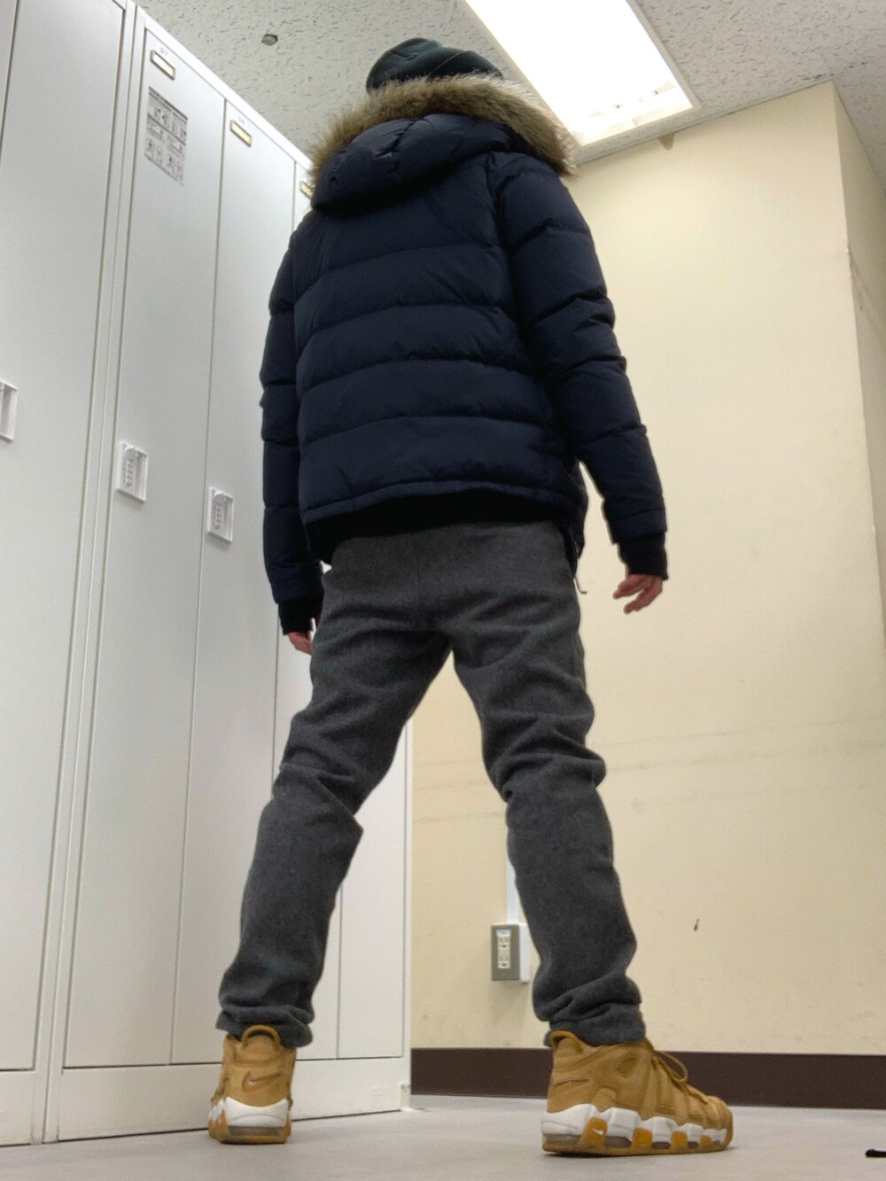 ブルー系のダウンジャケット/コート、グレー系のその他パンツ、ベージュ系のスニーカーを着用したメンズの冬コーディネートの2枚目の写真