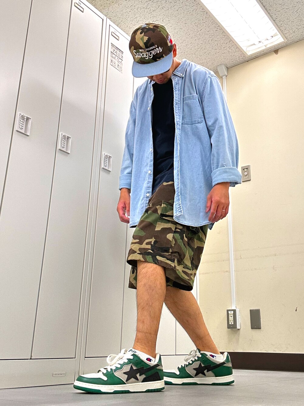 ブルー系のTシャツ/カットソー、ブルー系のシャツ/ブラウス、グリーン系のカーゴパンツを着用したメンズの夏コーディネートの2枚目の写真