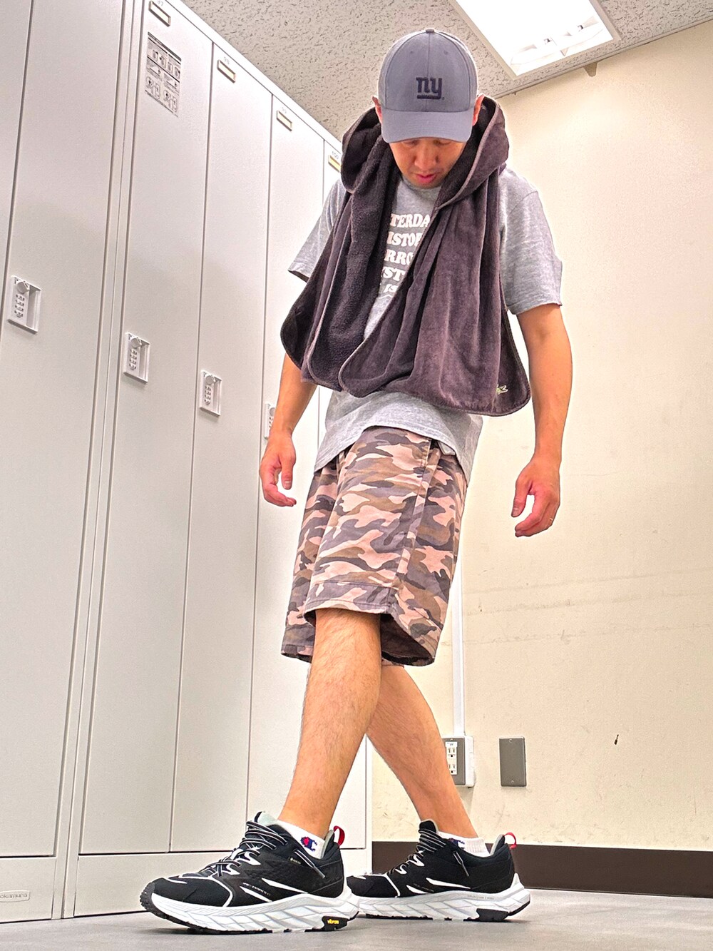 「Supreme のアイテム（キャップ、グレー系）」を使った、植草ムノイズ達郎さん（メンズ・174cm）の夏コーディネートの2枚目の写真