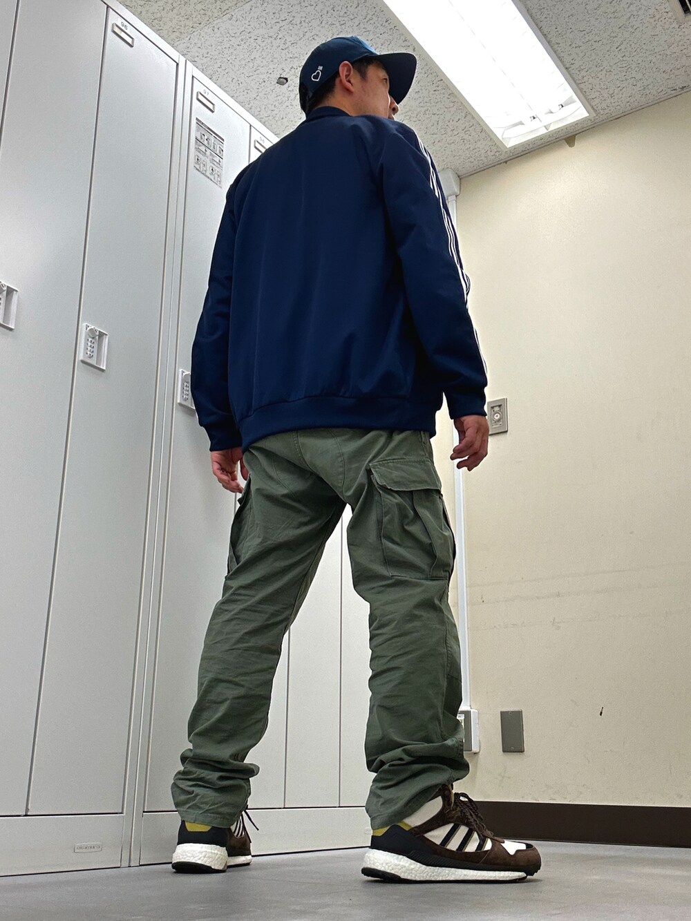 「adidasのアイテム（ジャージ、ブルー系）」を使った、植草ムノイズ達郎さん（メンズ・174cm）の春コーディネートの3枚目の写真
