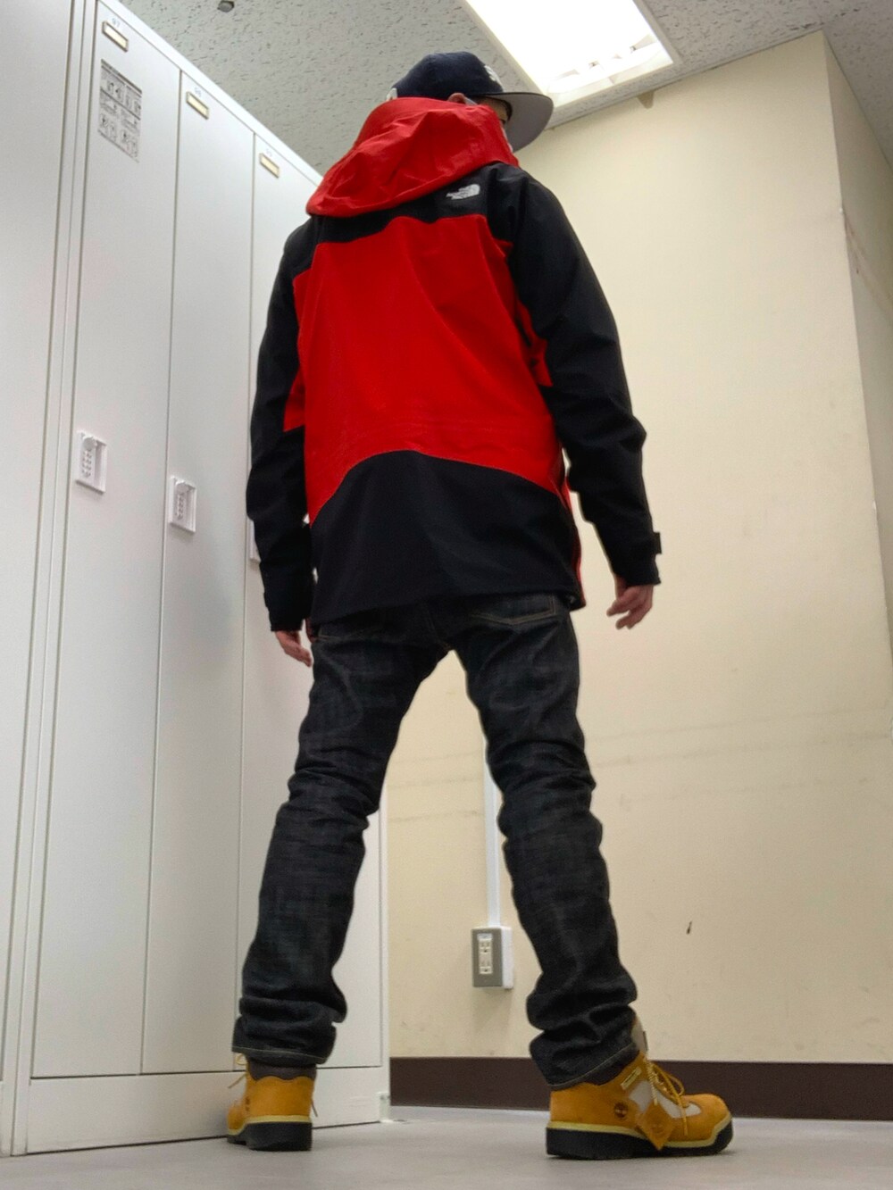 「SWAGGERのアイテム（キャップ、ブルー系）」を使った、植草ムノイズ達郎さん（メンズ・174cm）の冬コーディネートの2枚目の写真