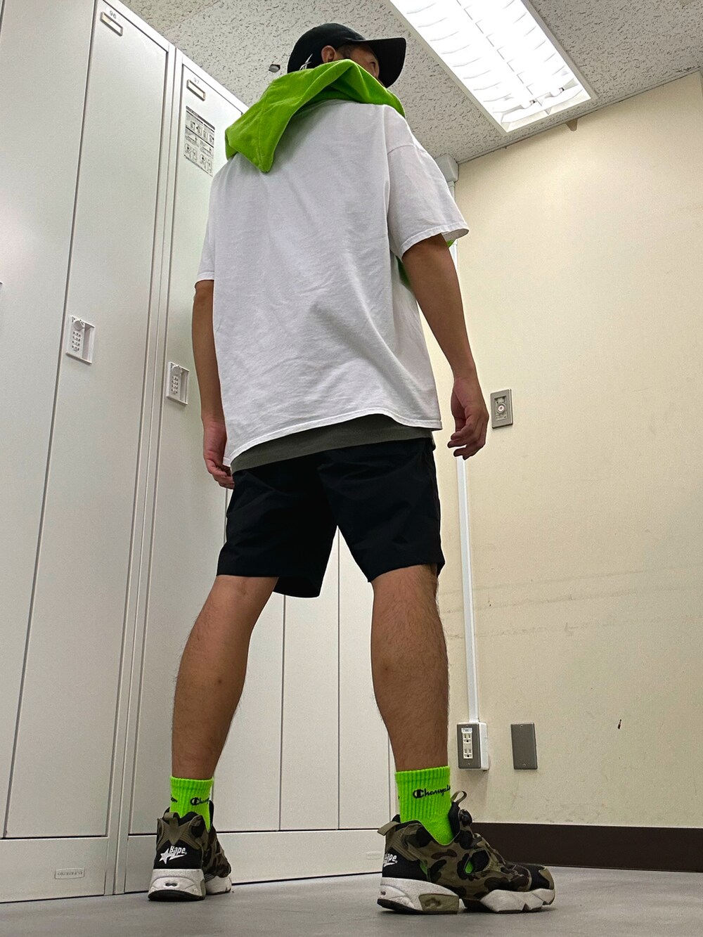 ホワイト系のTシャツ/カットソー、ブラック系のパンツ、グリーン系のスニーカーを着用したメンズの秋コーディネートの3枚目の写真