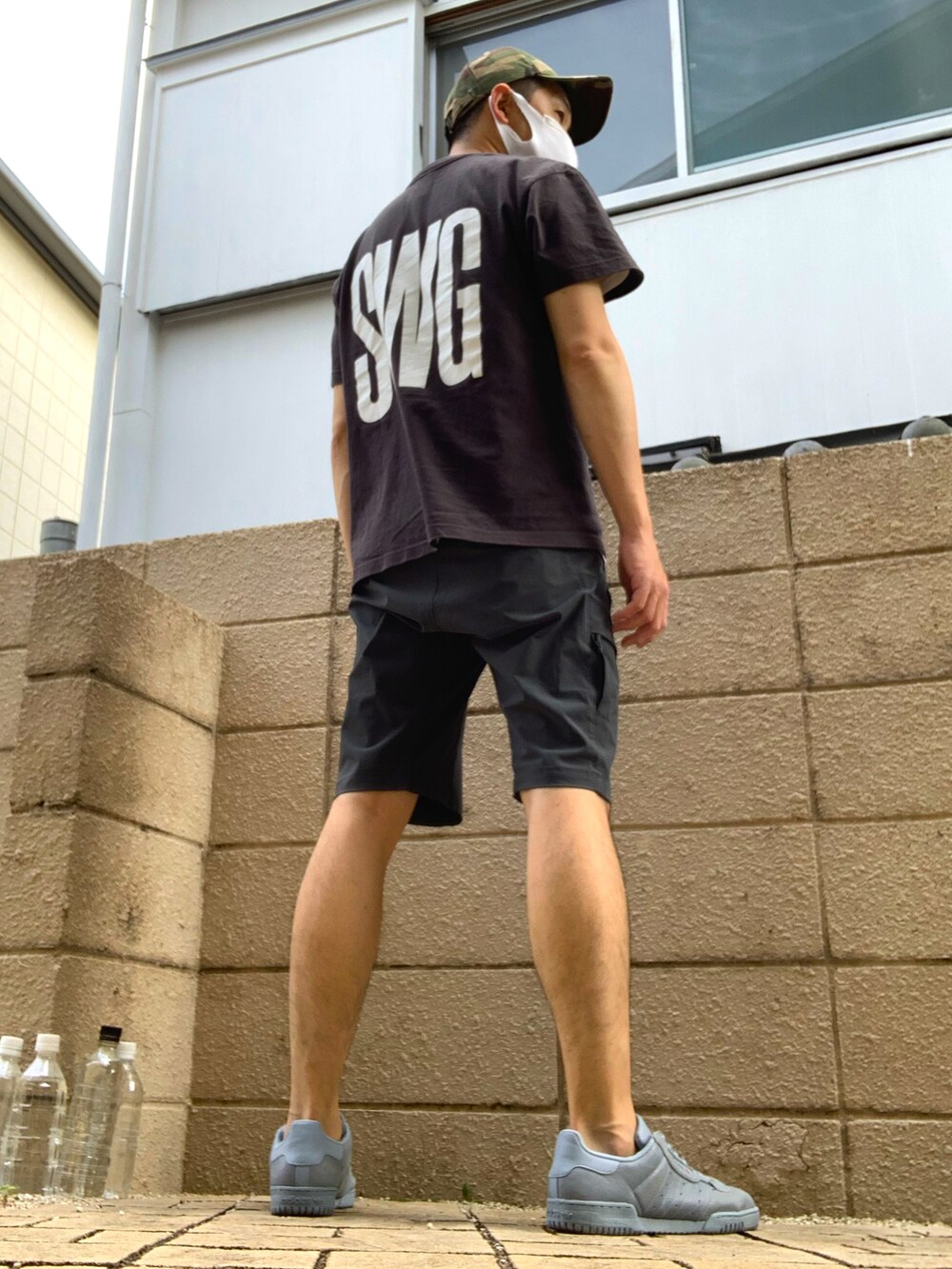 ブラック系のTシャツ/カットソー、グレー系のパンツ、グレー系のスニーカーを着用したメンズの夏コーディネートの2枚目の写真