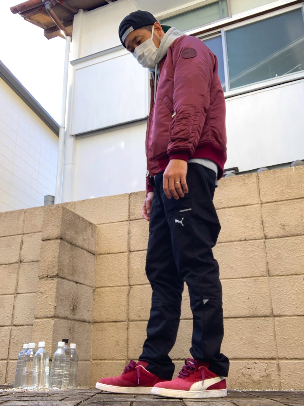 レッド系のMA-1、グレー系のパーカー、ブラック系のその他パンツを着用したメンズの秋コーディネートの3枚目の写真