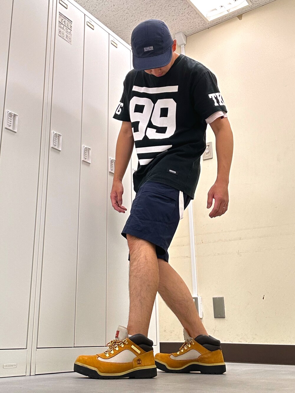 ブラック系のTシャツ/カットソー、ブルー系のパンツ、ベージュ系のブーツを着用したメンズの夏コーディネートの2枚目の写真