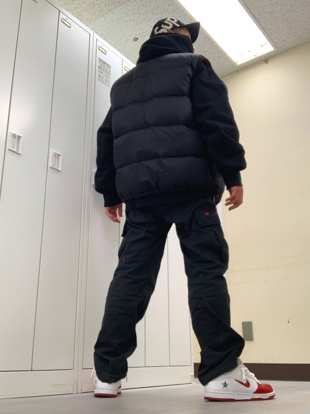 NIKE ACGのダウンベスト（ブラック系）を使った人気ファッション