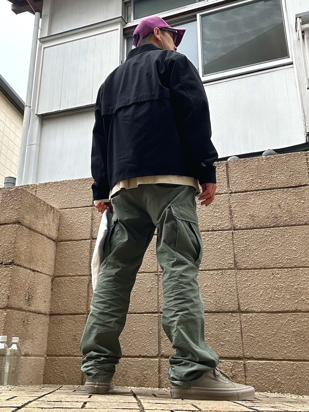 「Carharttのアイテム（キャップ、パープル系）」を使った、植草ムノイズ達郎さん（メンズ・174cm）の夏コーディネートの3枚目の写真