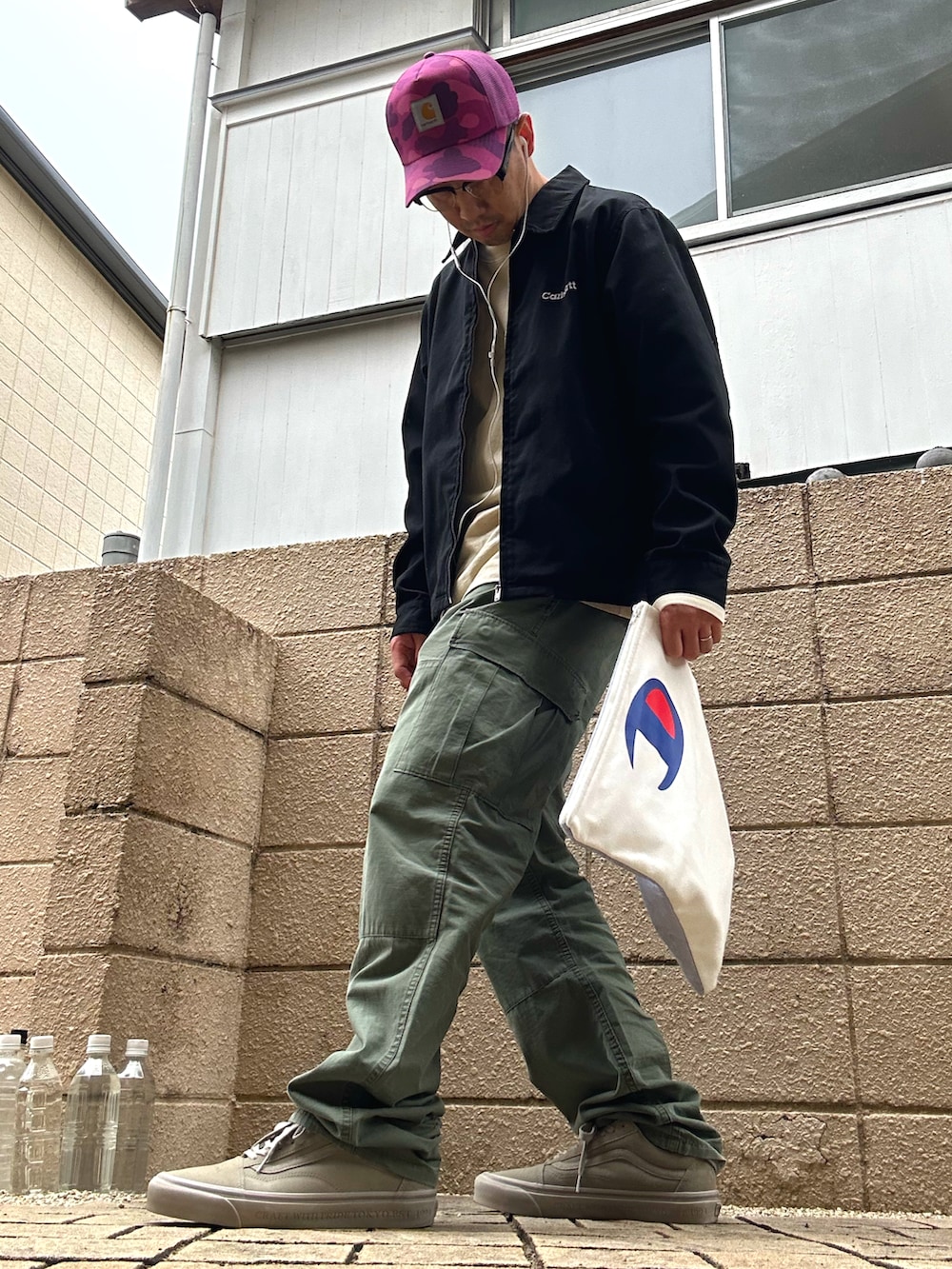 「Carharttのアイテム（キャップ、パープル系）」を使った、植草ムノイズ達郎さん（メンズ・174cm）の夏コーディネートの2枚目の写真