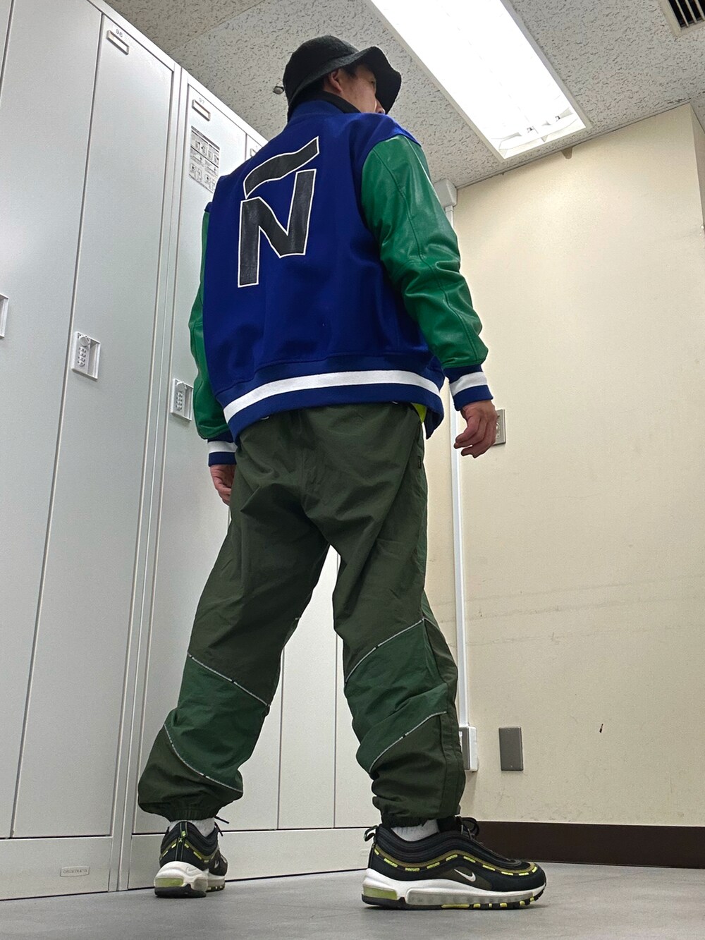 「BILLIONAIRE BOYS CLUBのアイテム（ハット、ブラック系）」を使った、植草ムノイズ達郎さん（メンズ・174cm）の冬コーディネートの3枚目の写真