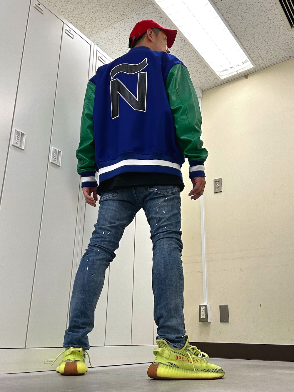 ブラック系のTシャツ/カットソー、ブルー系のデニムパンツ、イエロー系のスニーカーを着用したメンズの春コーディネートの2枚目の写真