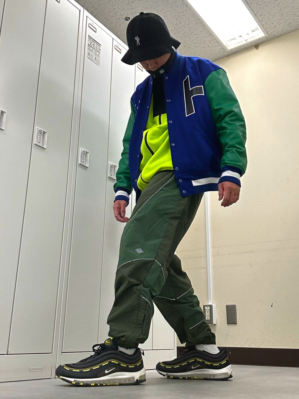 「BILLIONAIRE BOYS CLUBのアイテム（ハット、ブラック系）」を使った、植草ムノイズ達郎さん（メンズ・174cm）の冬コーディネートの2枚目の写真