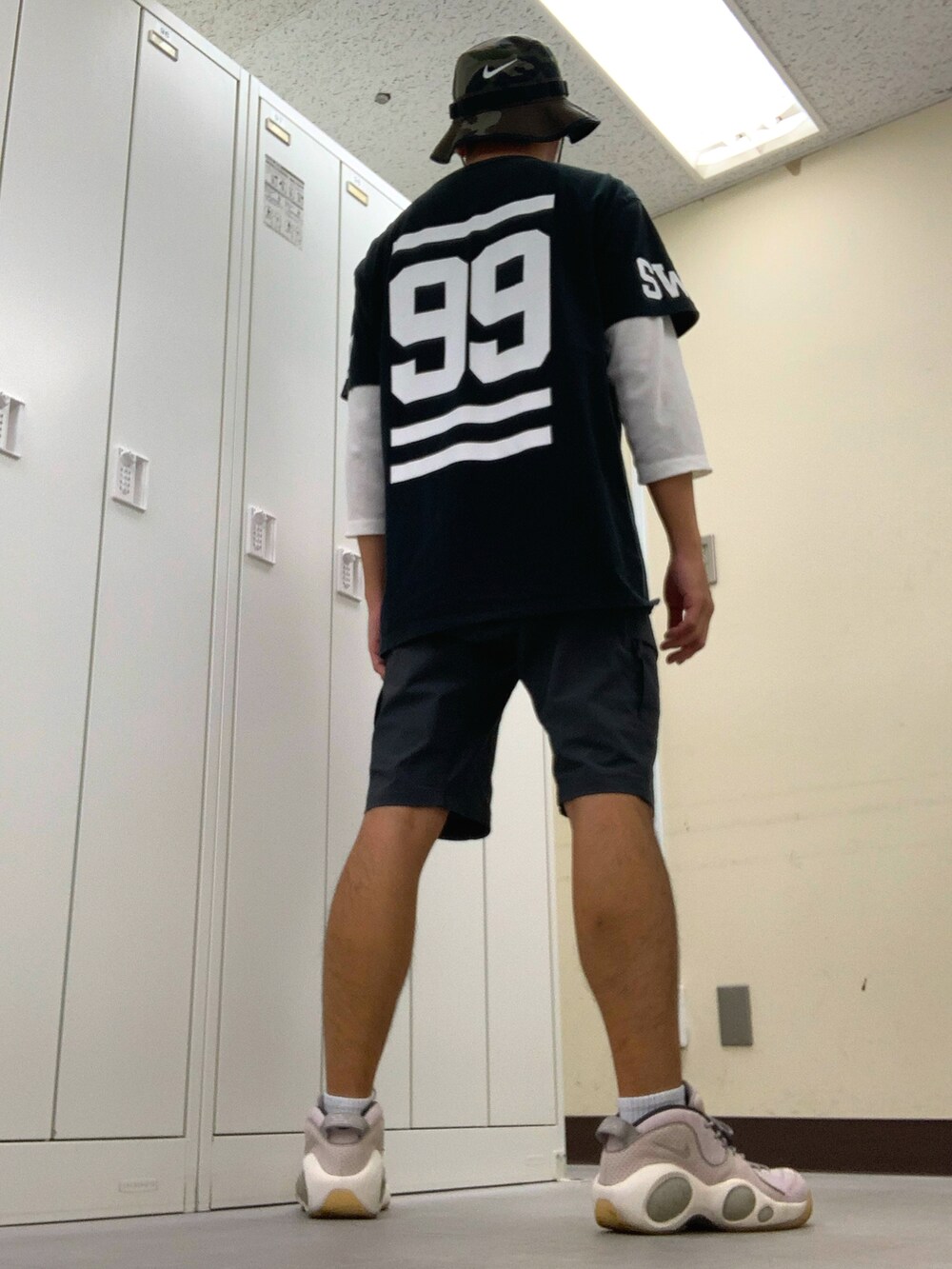 ブラック系のTシャツ/カットソー、グレー系のその他パンツ、ピンク系のスニーカーを着用したメンズの秋コーディネートの3枚目の写真