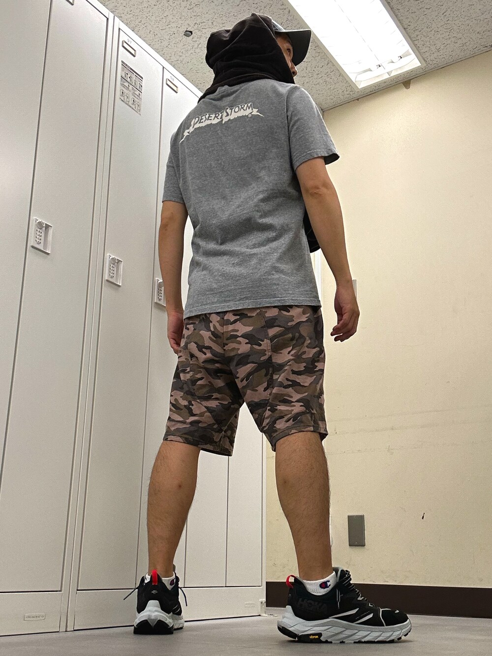 「Supreme のアイテム（キャップ、グレー系）」を使った、植草ムノイズ達郎さん（メンズ・174cm）の夏コーディネートの3枚目の写真